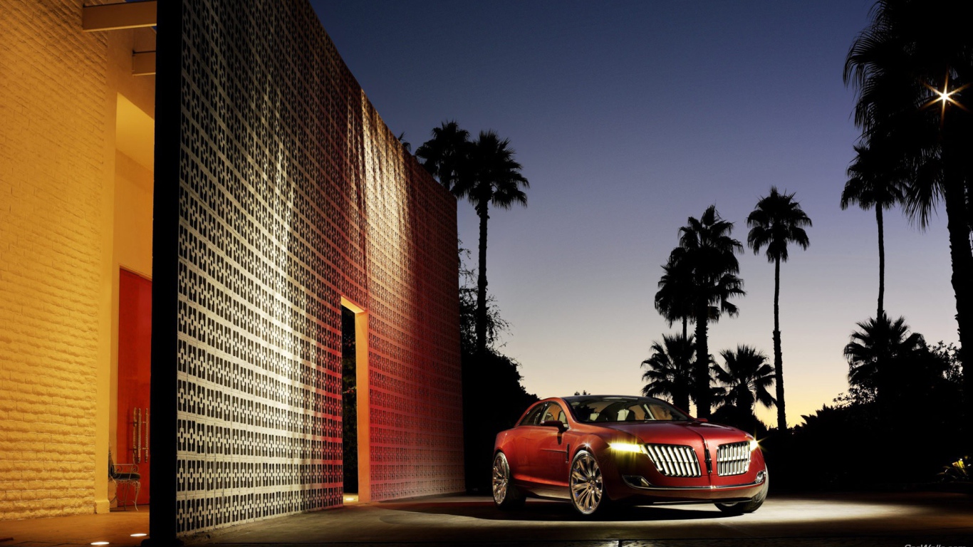 Автомобиль Линкольн в вечернем свете