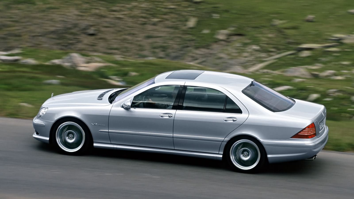 Серый Mercedes-Benz S65 AMG на дороге