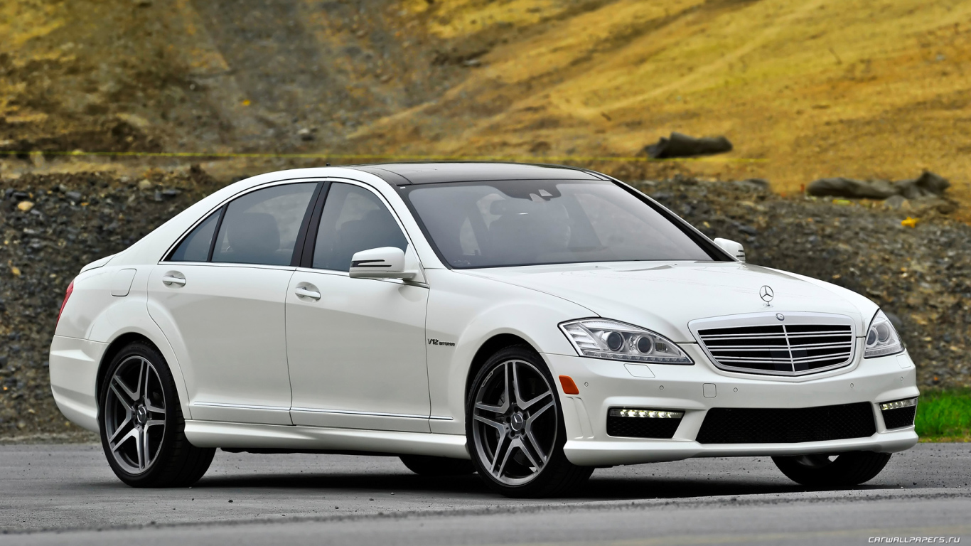 Белый Mercedes-Benz S65 AMG в парке