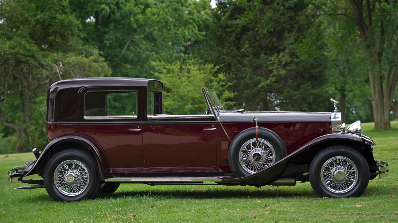 Старинный автомобиль Ролс Ройс