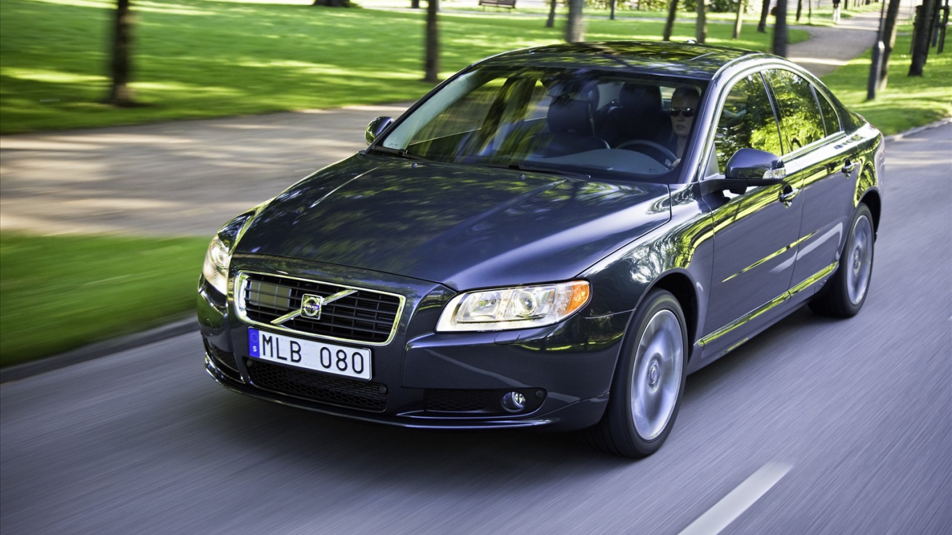 Черный Volvo S80 на дороге