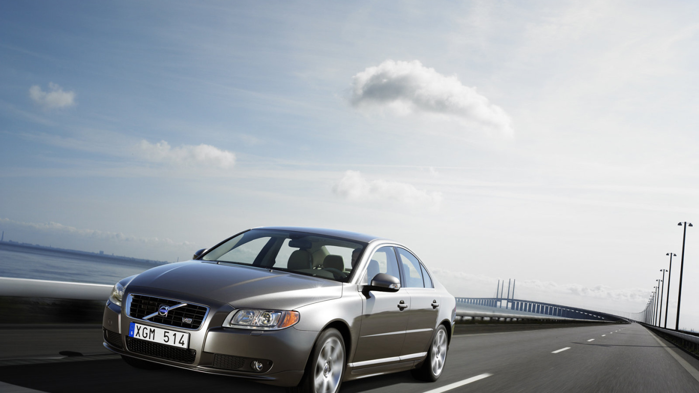 Серый Volvo S80 на дороге