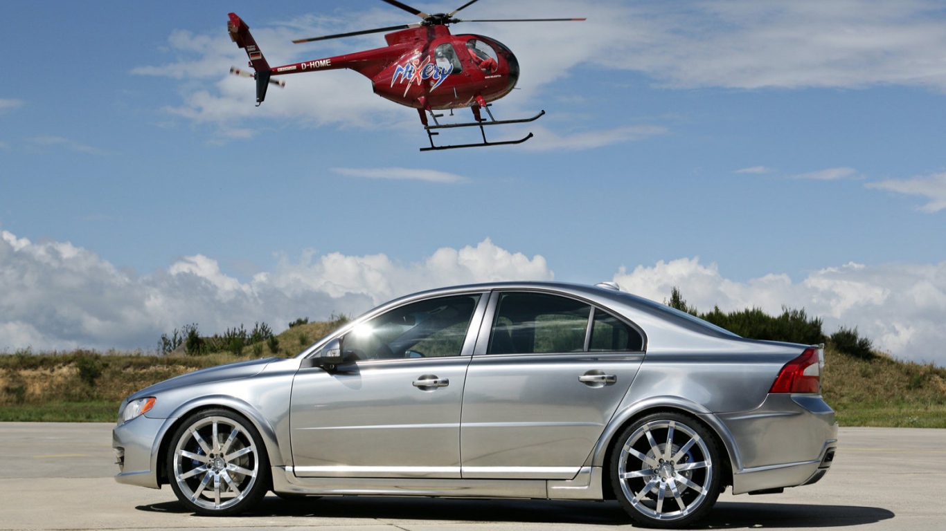 Серебряная Volvo S80 и вертолет
