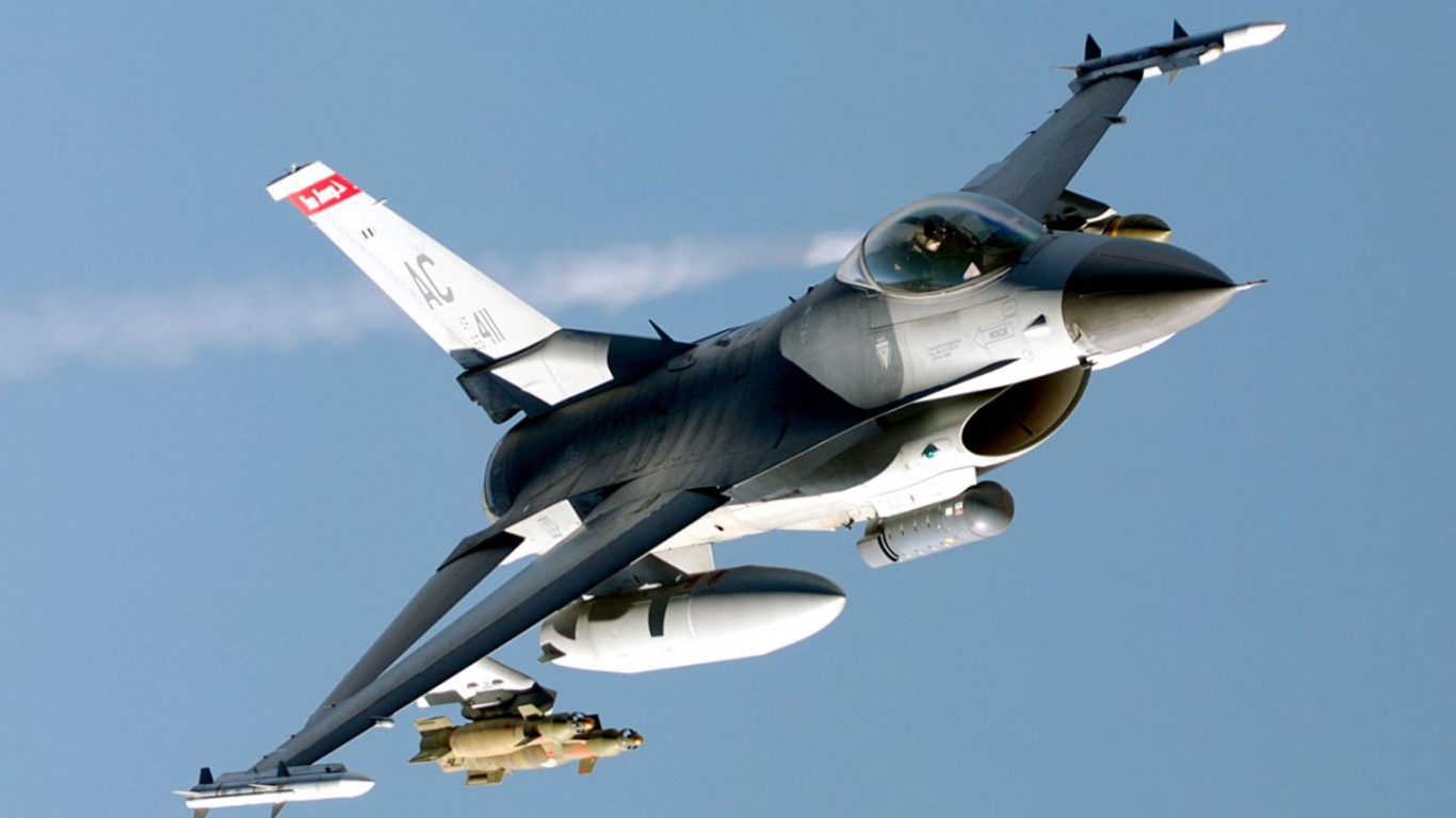 Военный самолет F-16