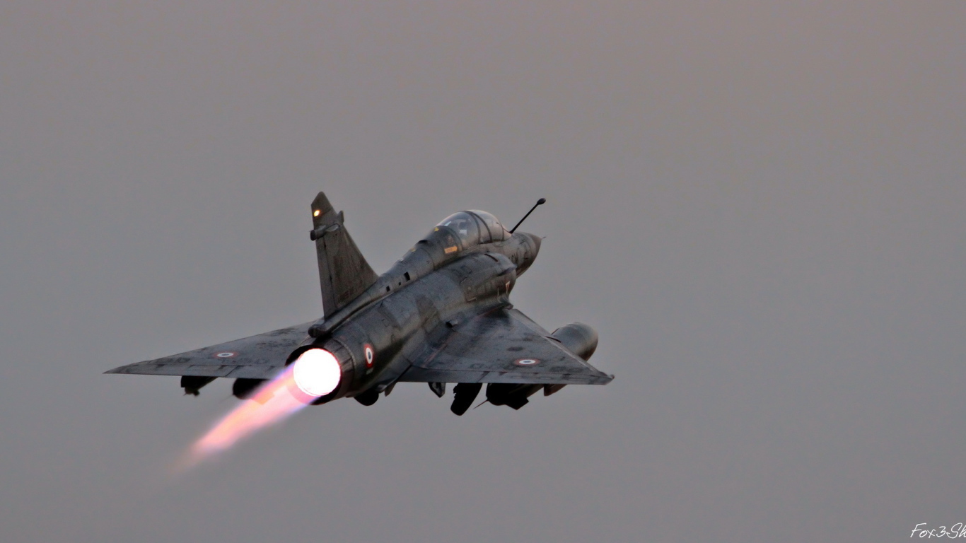 Военный самолет уходит в небо