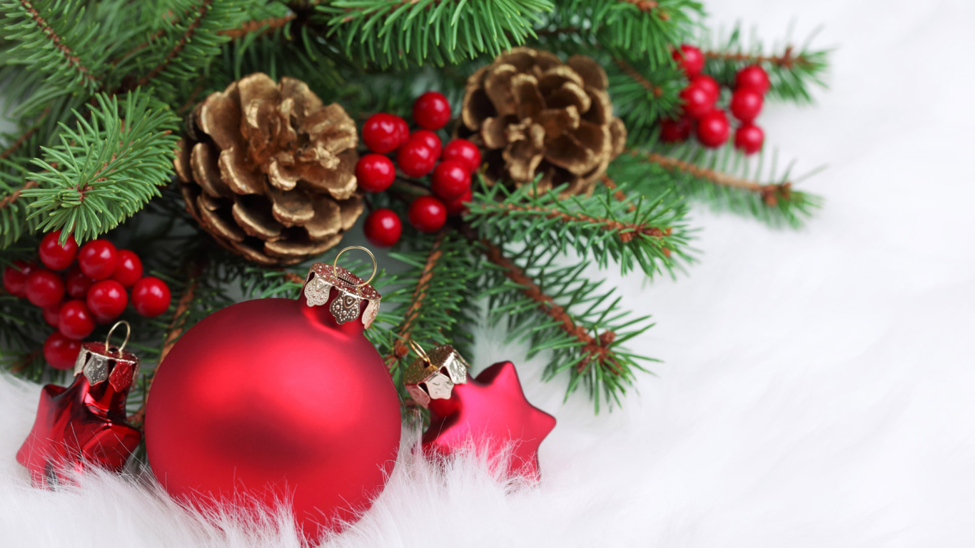 Композиция из ёлочных игрушек и шишек на рождество