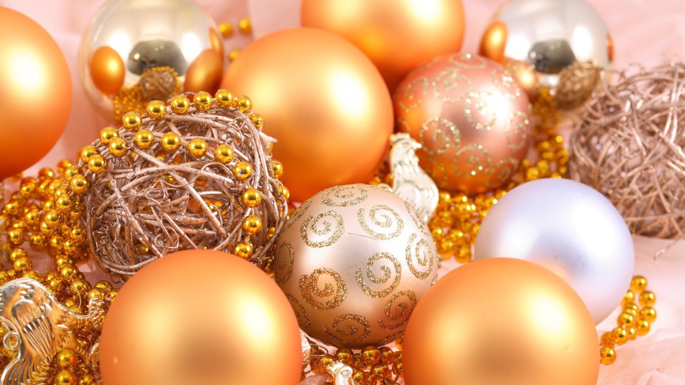 Ёлочные украшения на столе на рождество