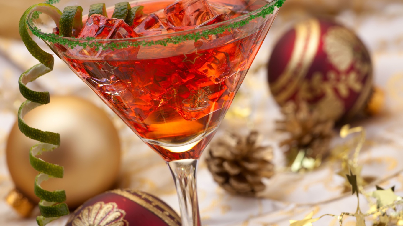 Вкусный красный коктейль на рождество