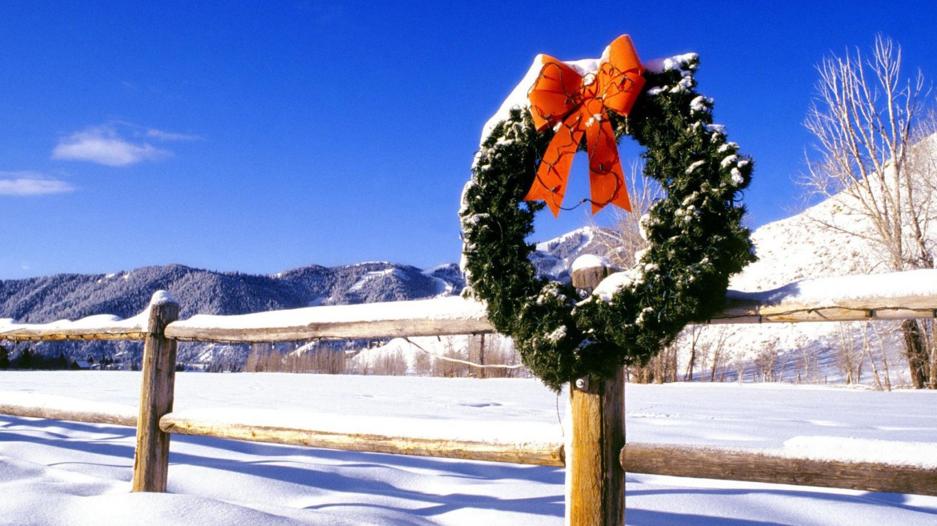 Венок на заборе на рождество