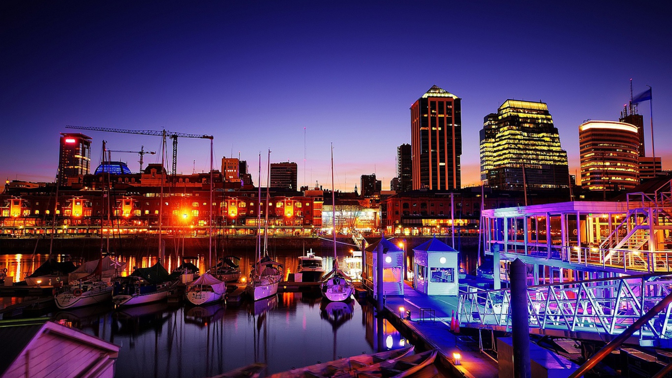 Вечерний город отражается в воде