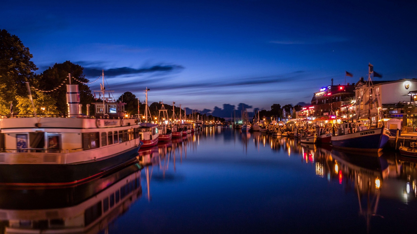 Город на берегу реки вечером