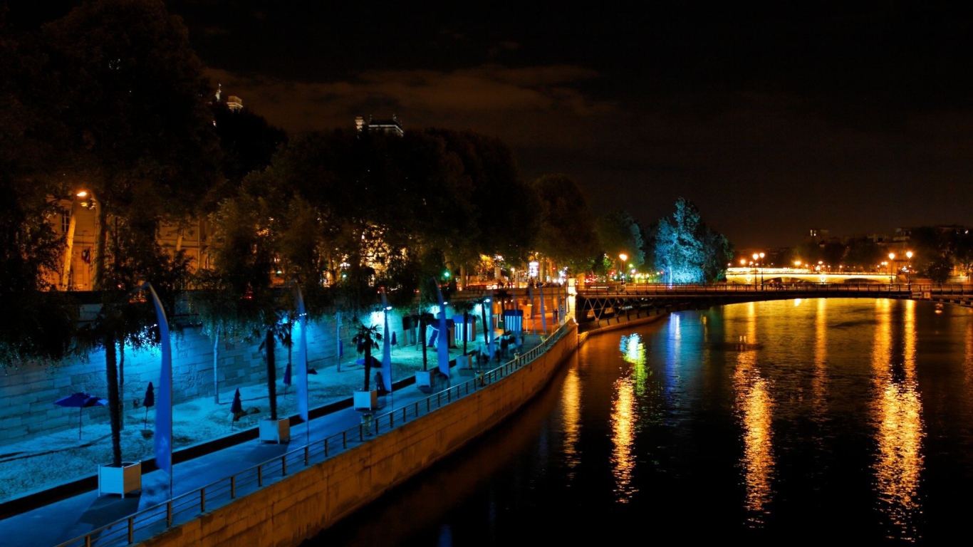 Городская набережная ночью