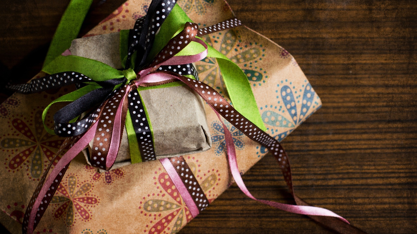 Подарок на праздник с разноцветными лентами