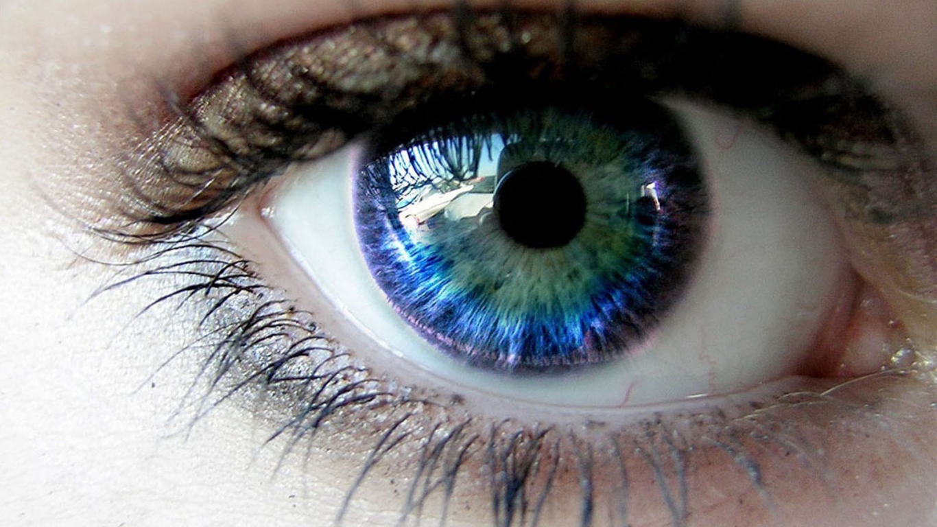 Голубой глаз с отражением