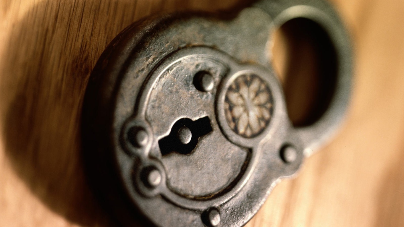 Старинный клепаный замок