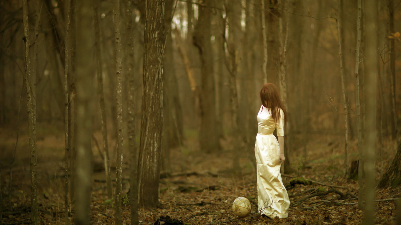 Девушка в лесу с глобусом