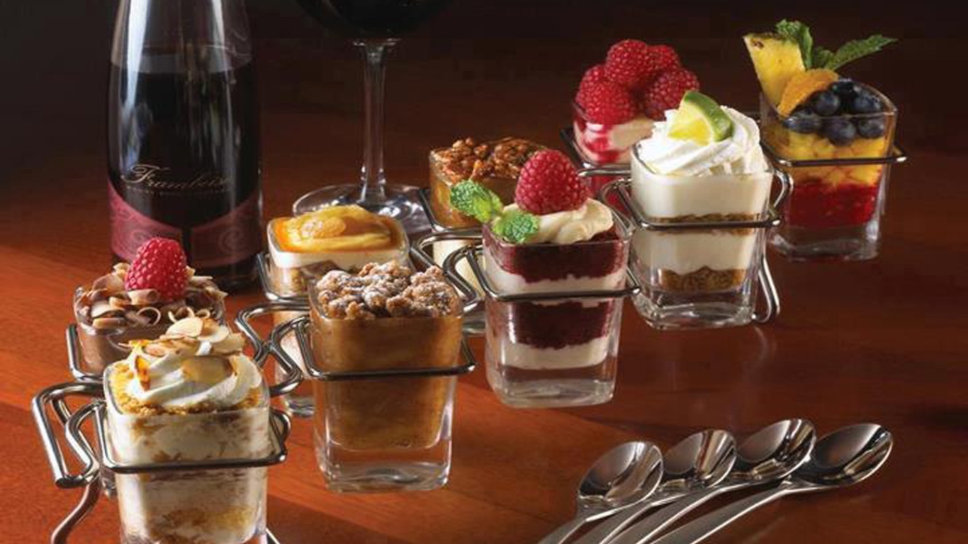 Десерт с красным вином