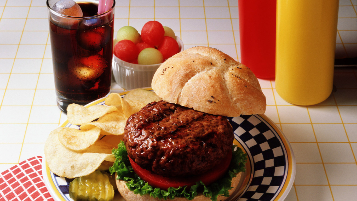 Гамбургер с чипсами