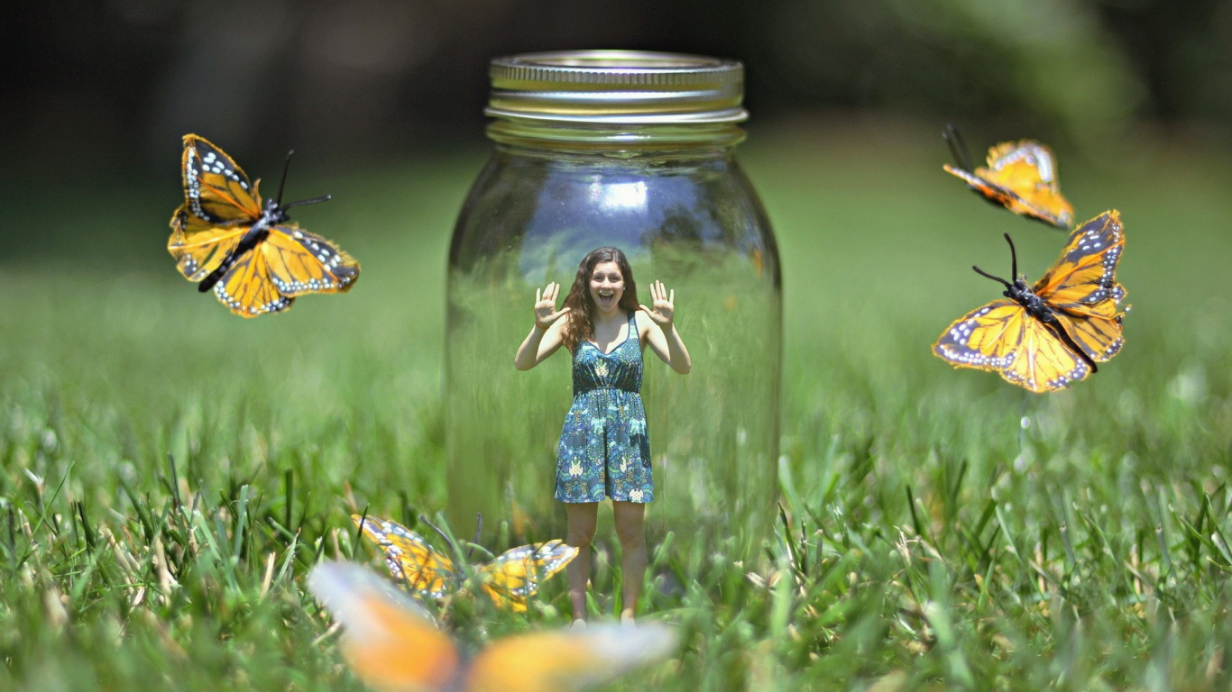 Девочка в банке