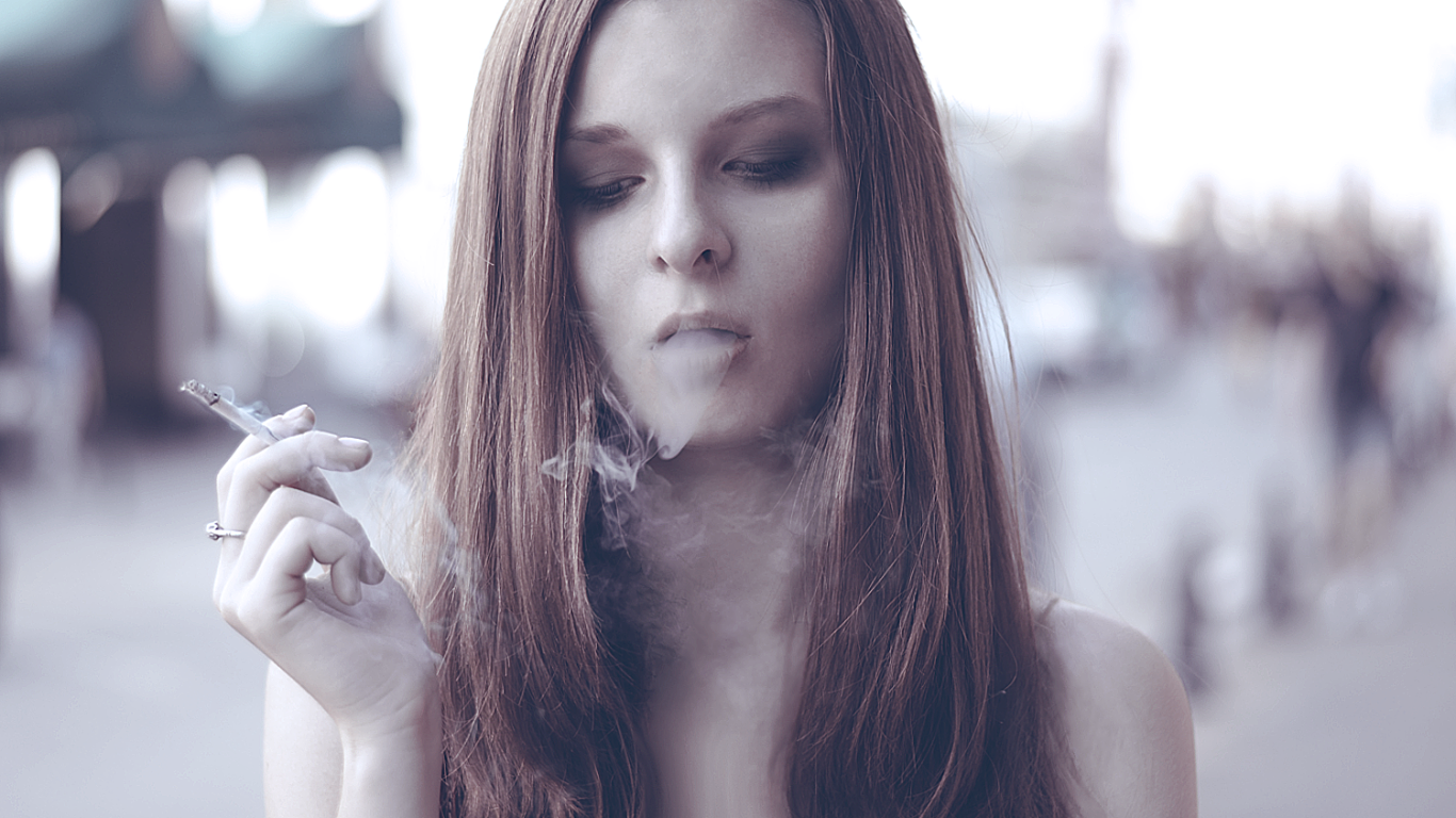Девушка с сигаретой