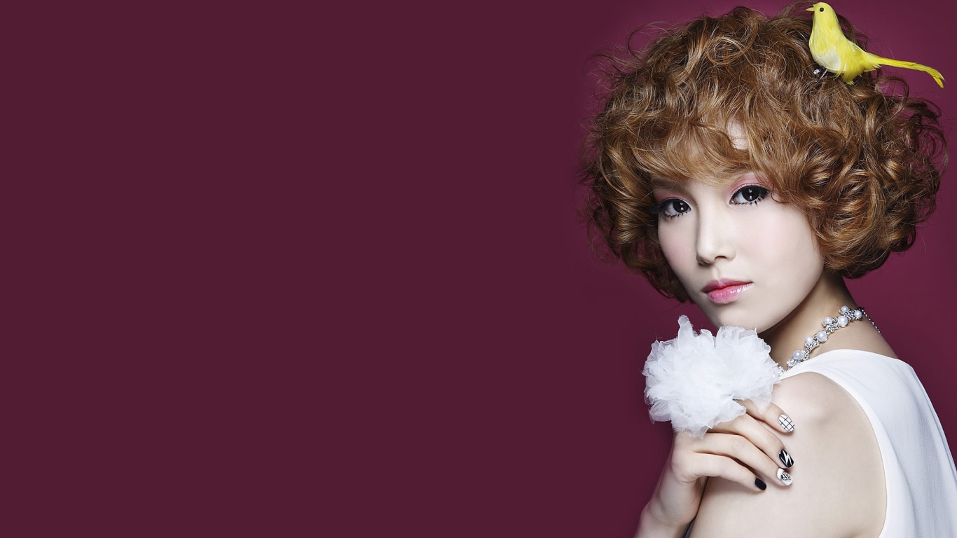 Девушка с птицей