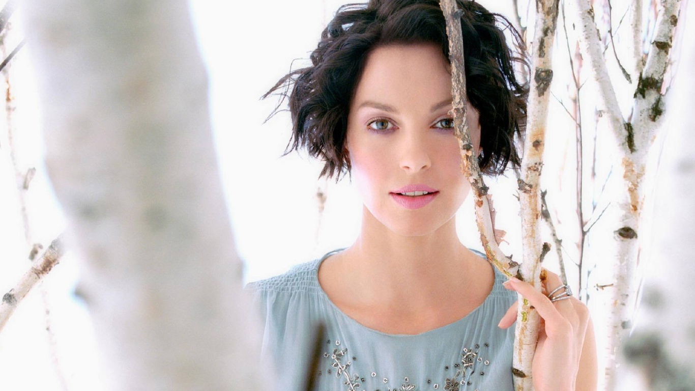 Эшли Джуд у березы