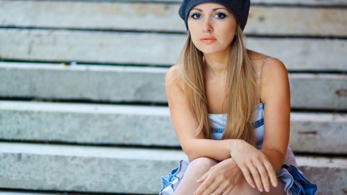 Блондинка в синем берете
