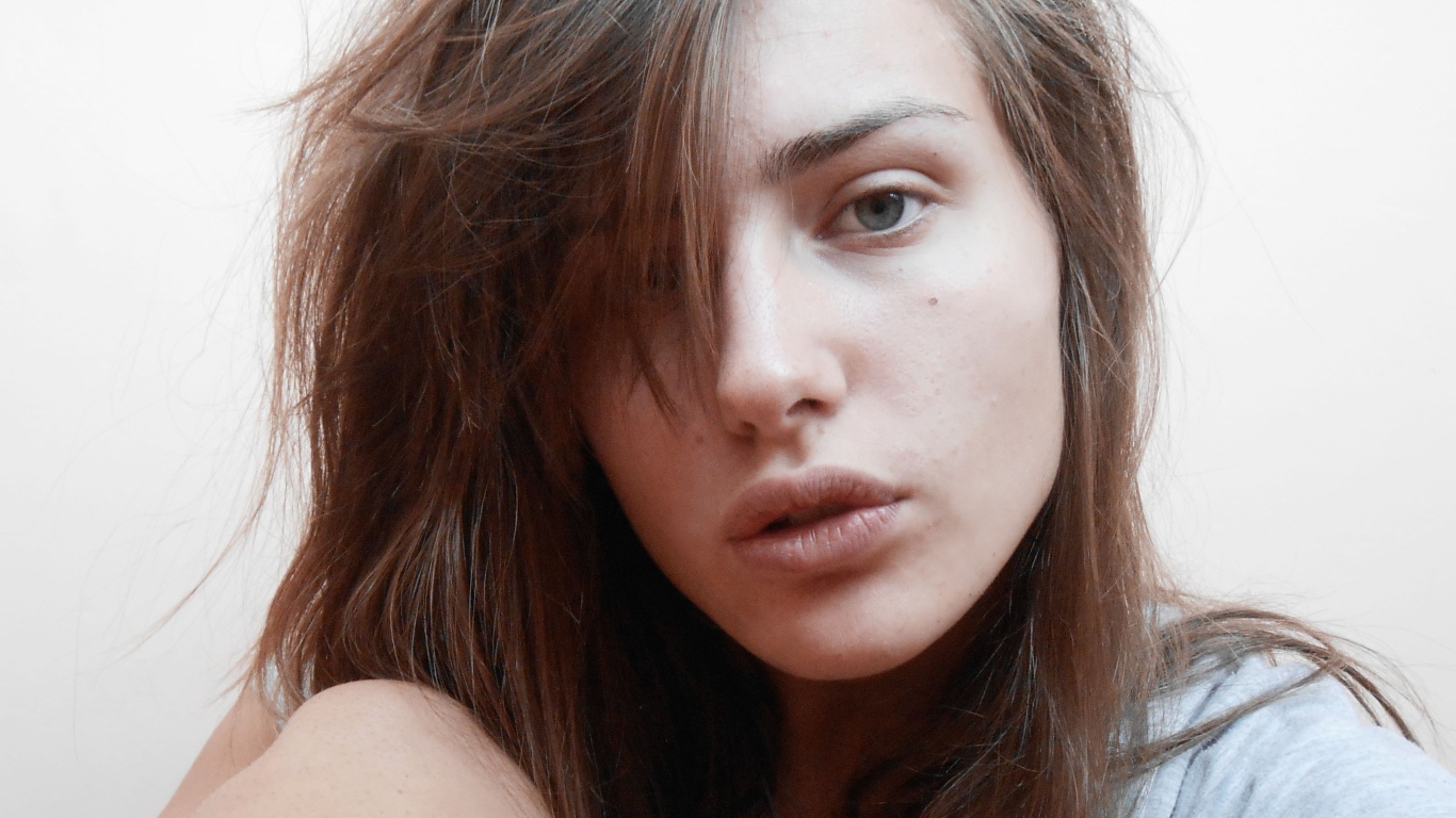 Девушка с грустными глазами