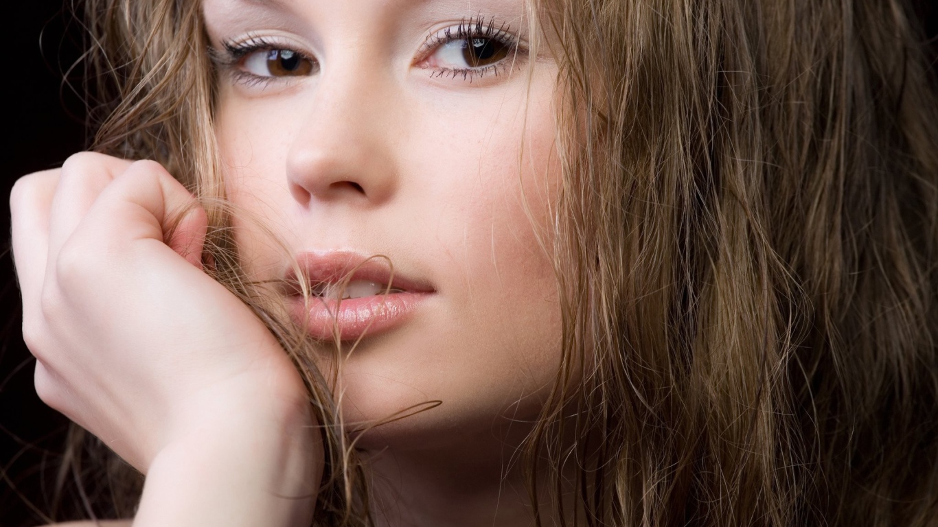 Девушка подперла кулачком голову