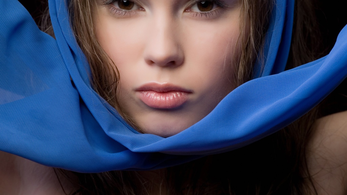 Портрет девушки в синем платке