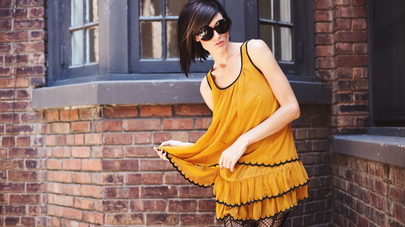 Девушка в желтом платье и черных чулках