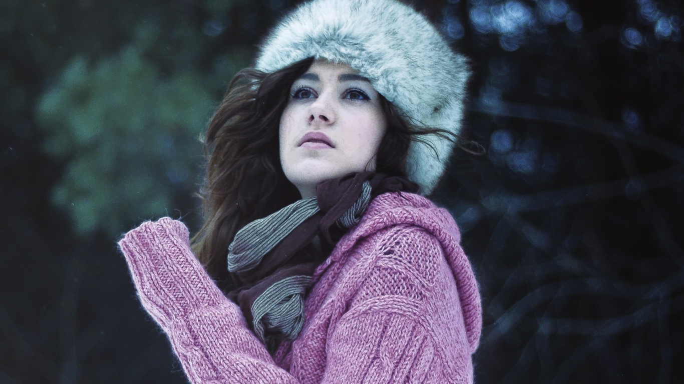 Девушка в свитере и шапке