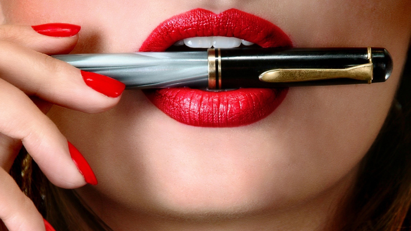 Авторучка в белых зубах