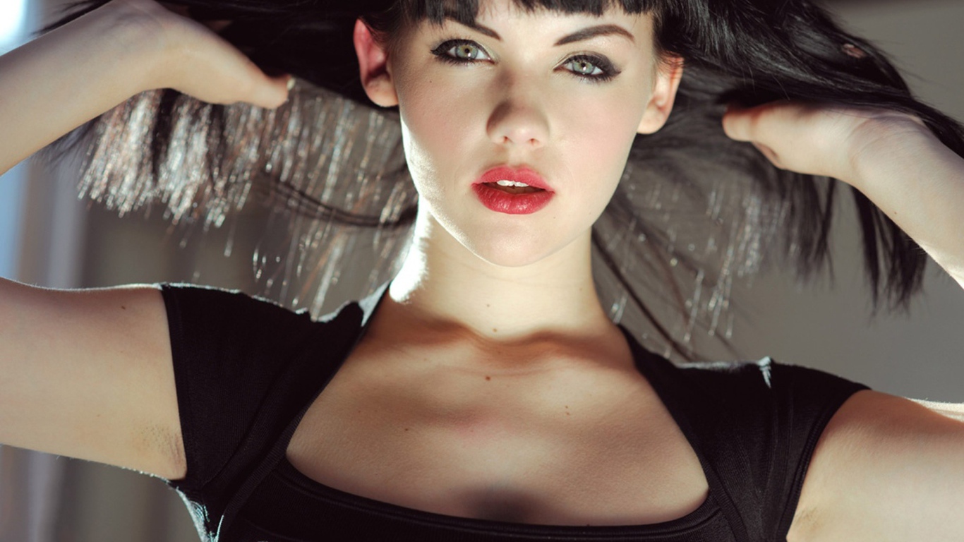 Девушка подняла волосы