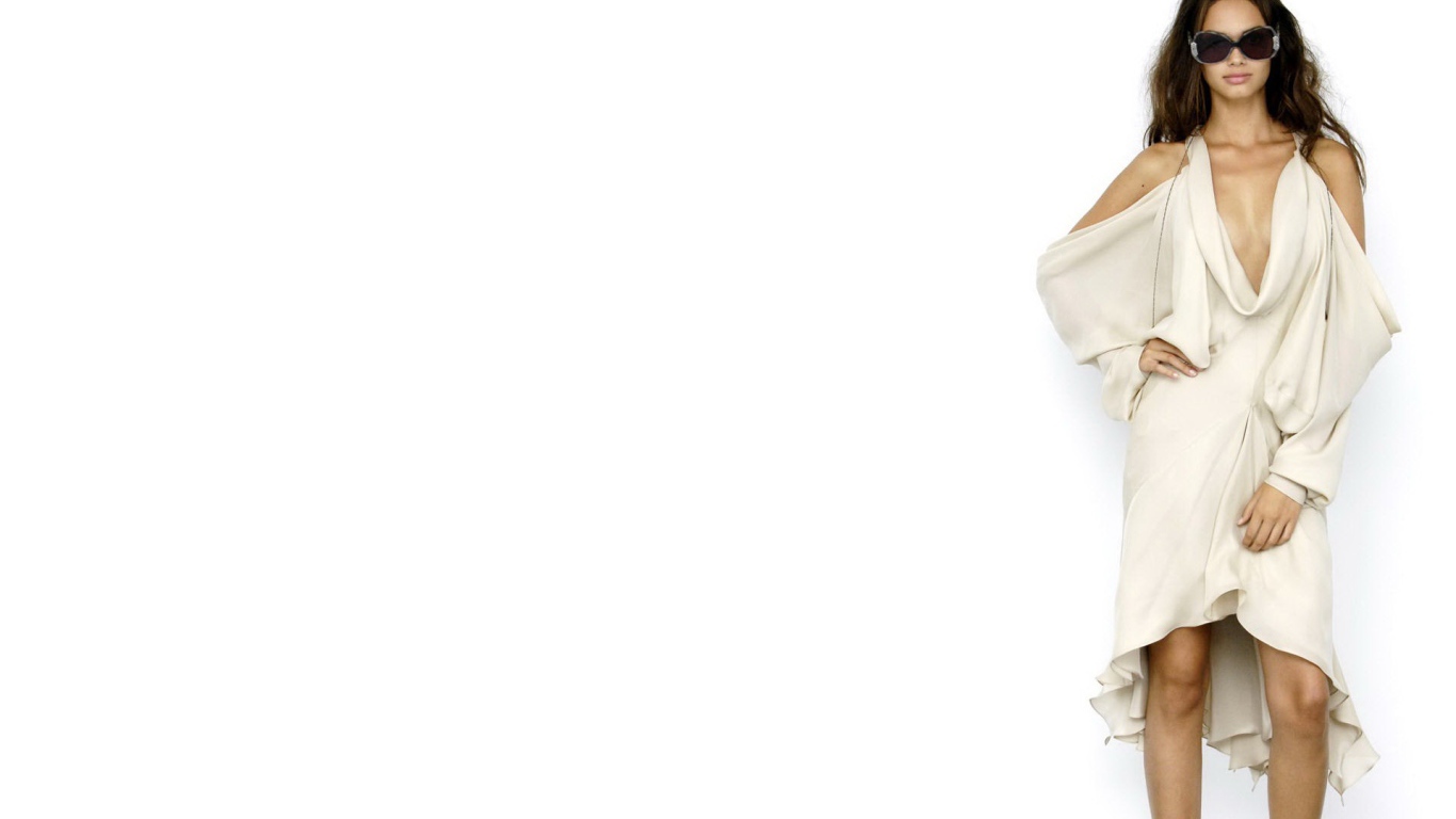 Девушка на белом фоне