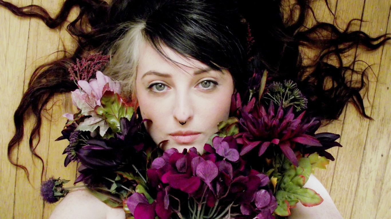 девушка с пирсингом с цветами