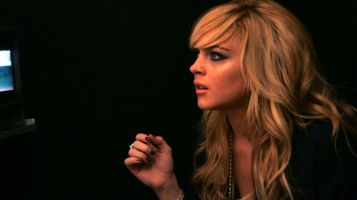 Блондинка смотрит телевизор