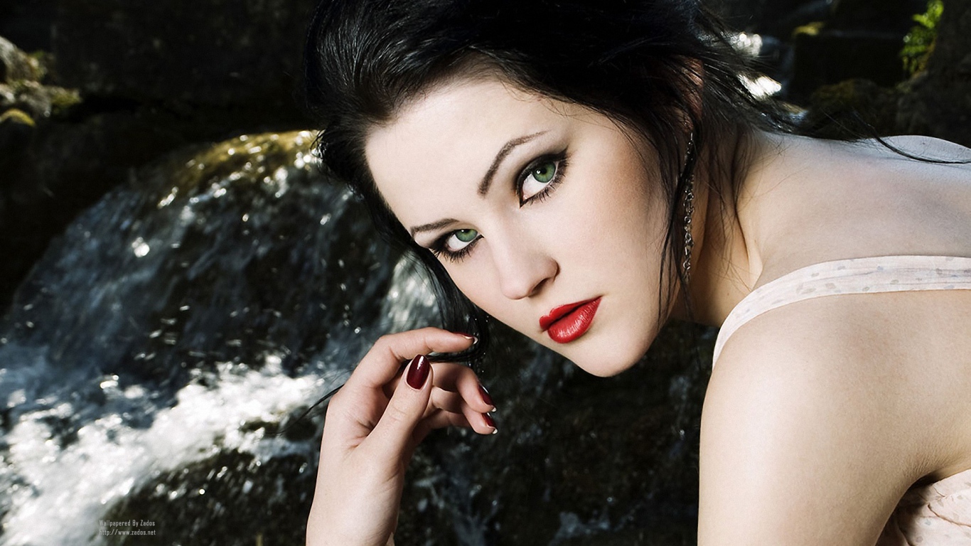 Брюнетка Пенелопа