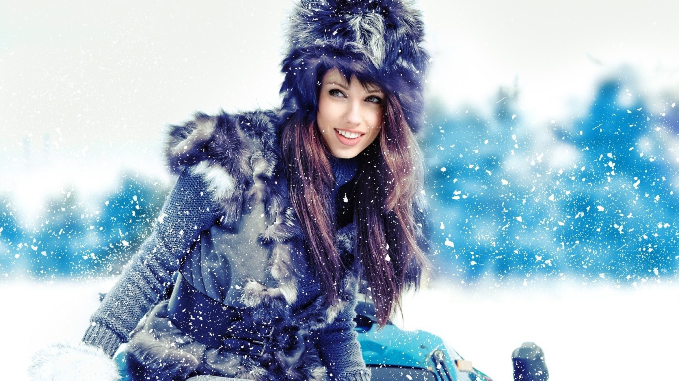 Девушка в меховой одежде и шапке