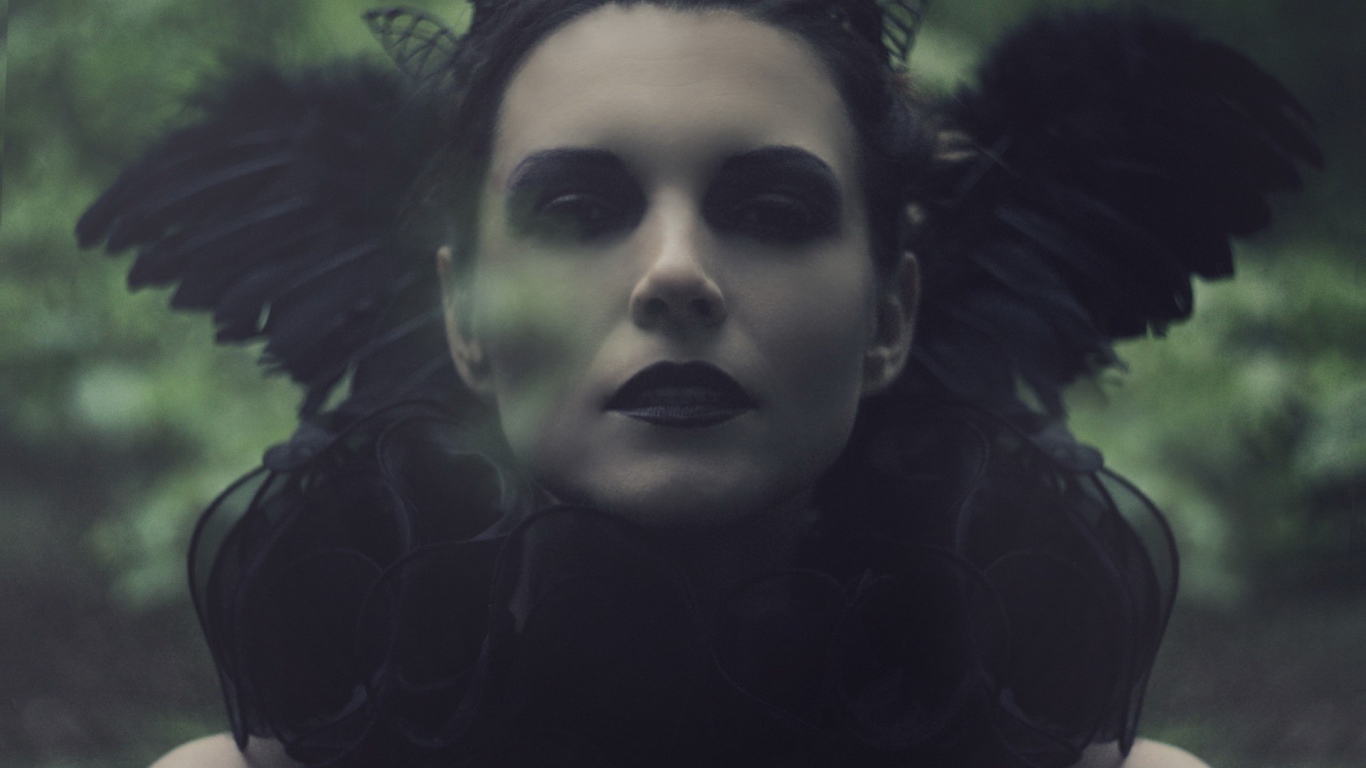 Модель с перьями