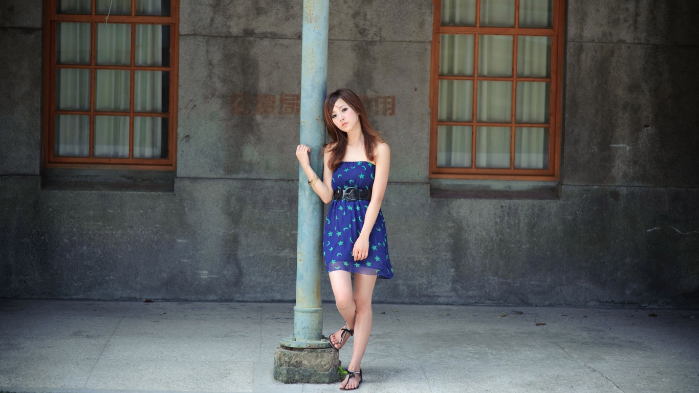 Девушка у столба