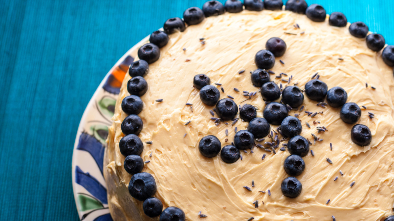 Торт с черникой на день рождения