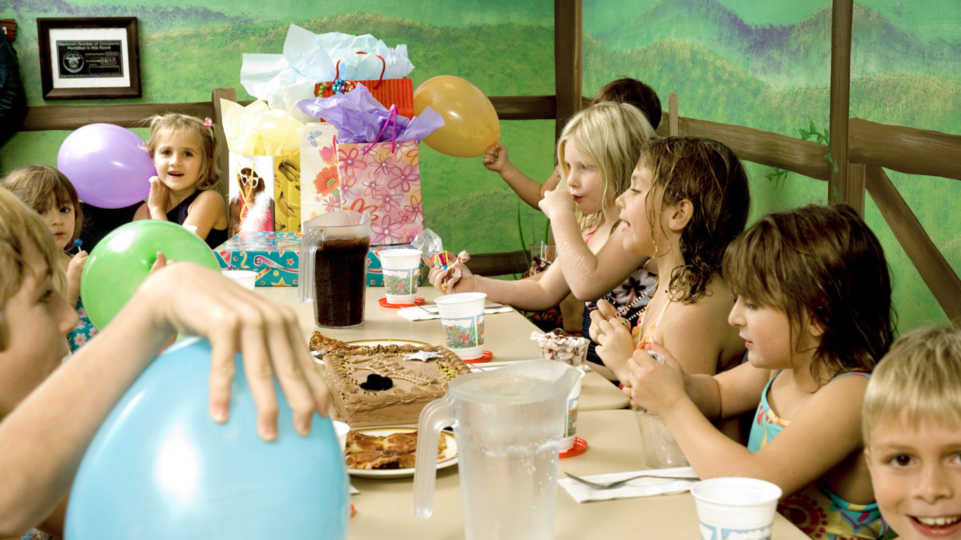 Праздничный стол с гостями на день рождения