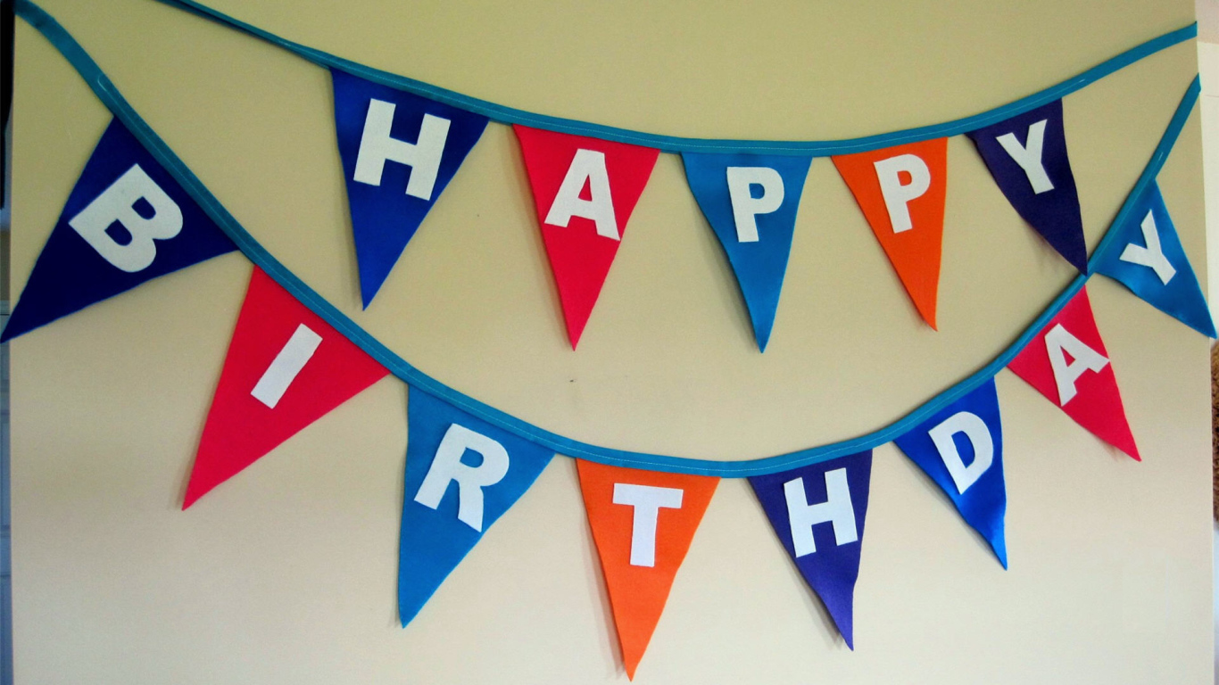 Флажки на стене на день рождения