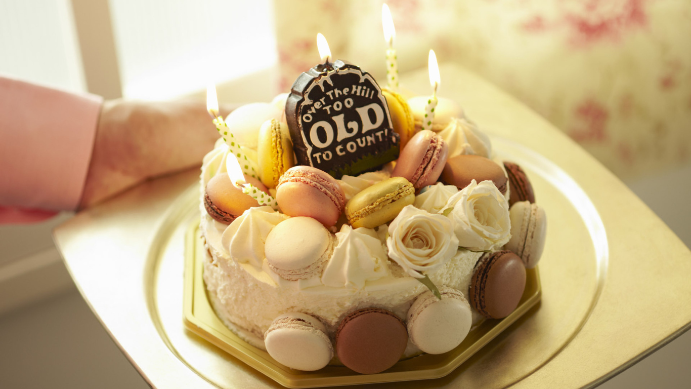 Торт с французскими макарунами на день рождения