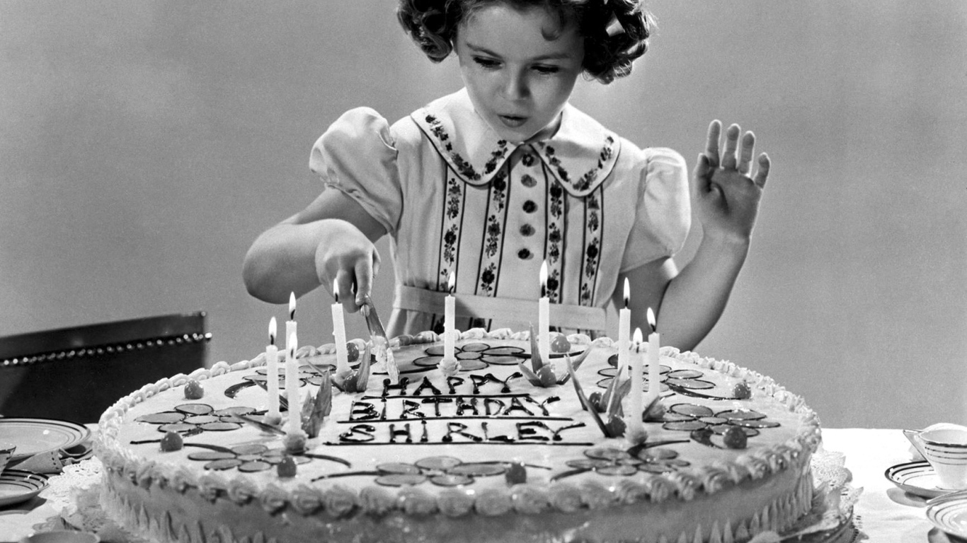 Девочка на день рождения, чёрно-белая картинка