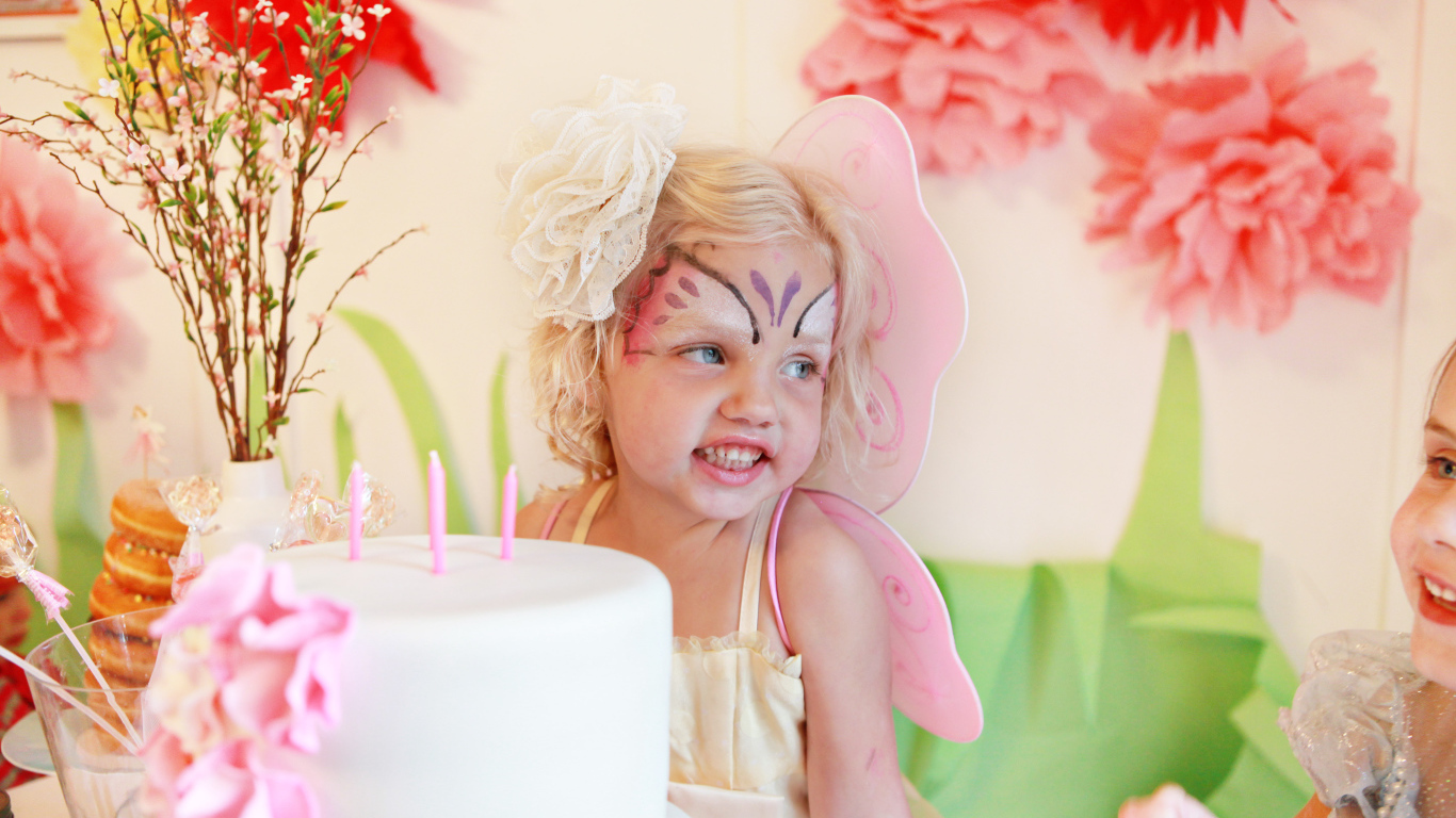 Счастливая девочка на день рождения