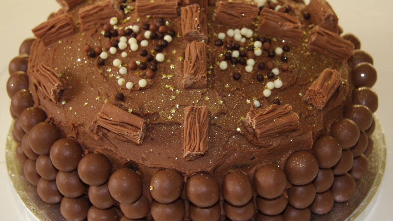 Интересный шоколадный торт на день рождения