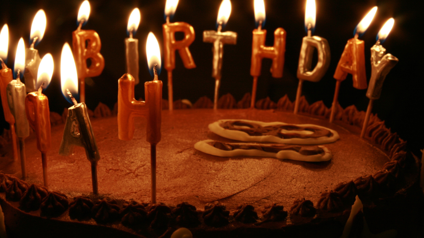 Вкусный торт со свечами