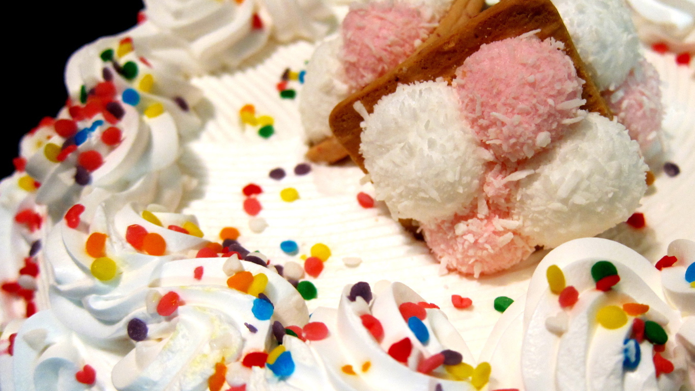 Вкусный торт с кремом на день рождения